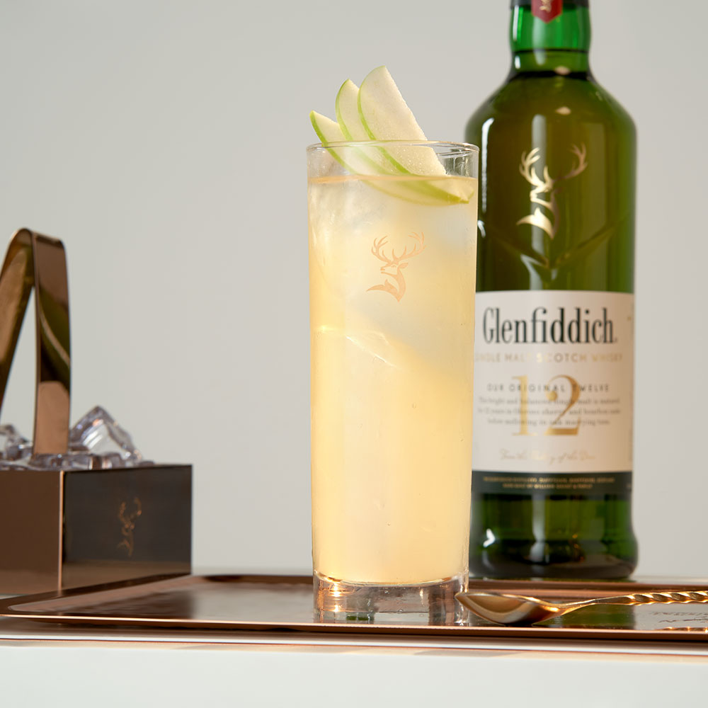 Apple fizz cocktail
