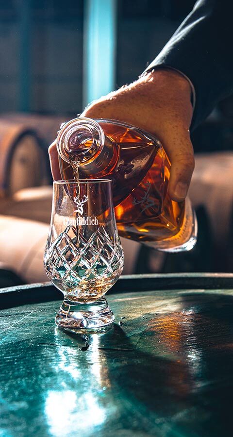 Glenfiddich 30 Year Old pouring into glass