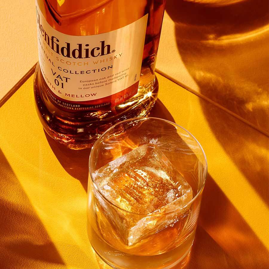 Glenfiddich Perpetual Collection Vat 01 Whisky bottle with glass